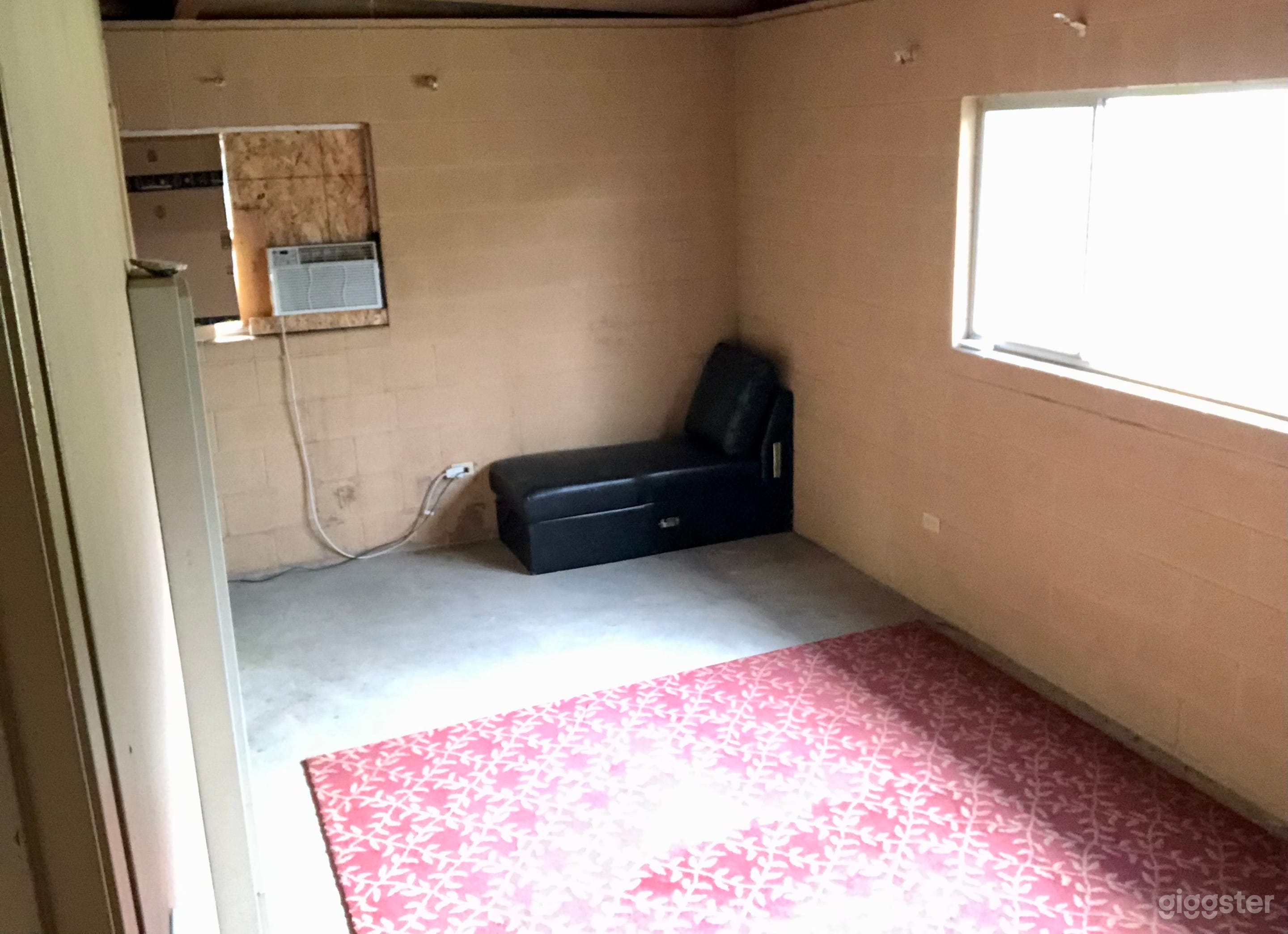 Simple Studio Space Photo 1