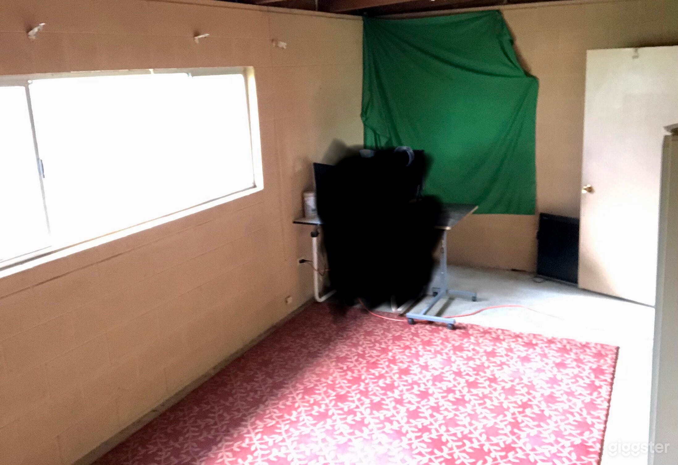 Simple Studio Space Photo 3