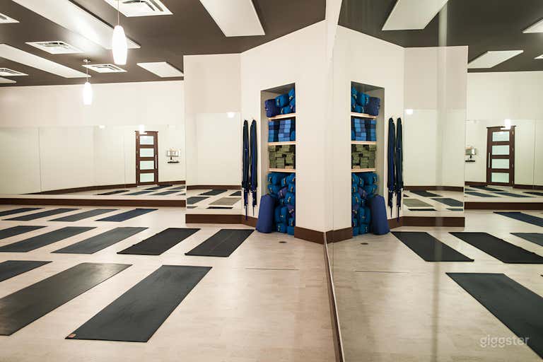  Adaptable Design: The open layout accommodates various setups, from video shoots to corporate team-building events. 