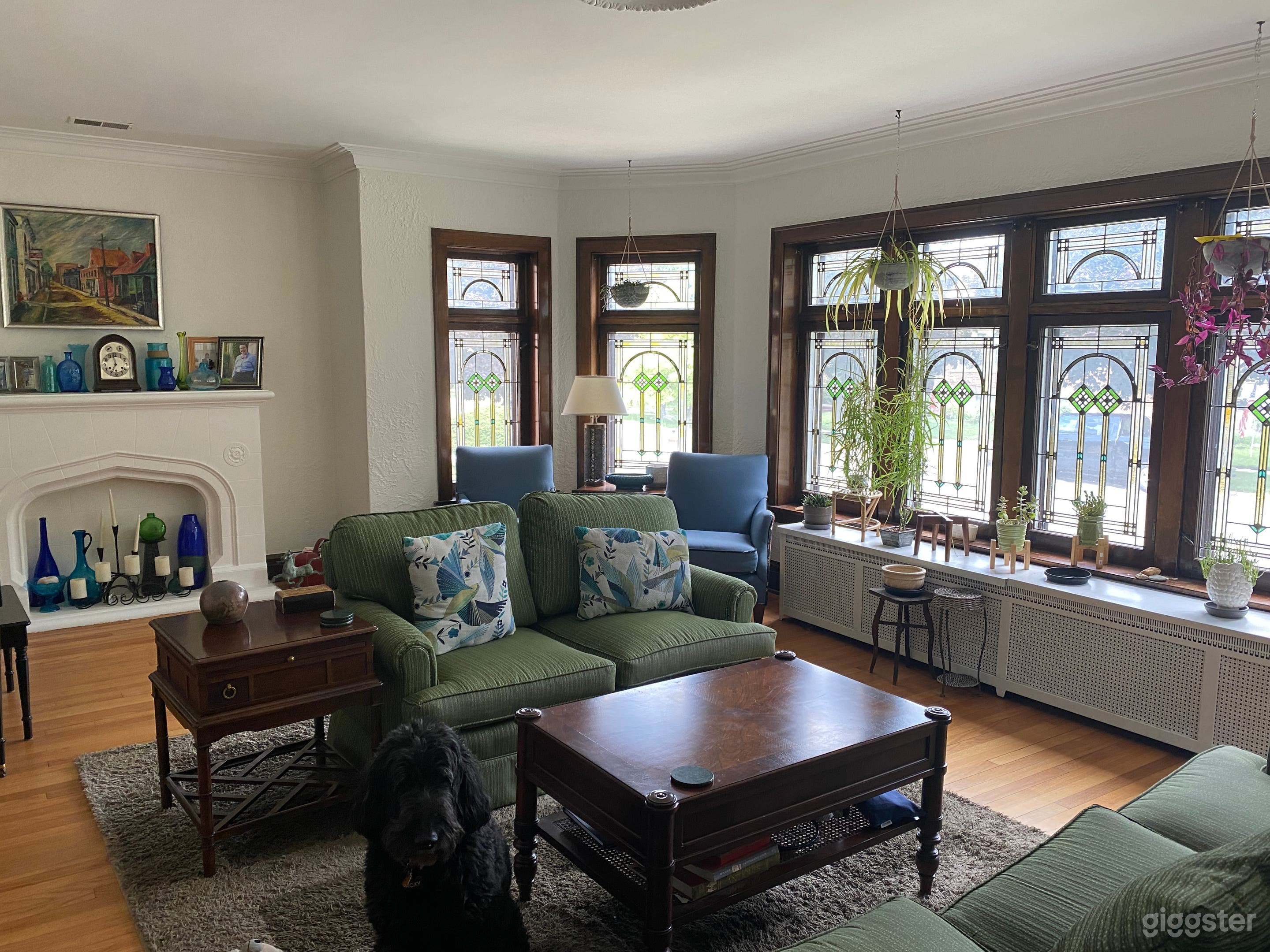 Vintage Brick Bungalow with Stained Glass &amp; Light  Photo 1