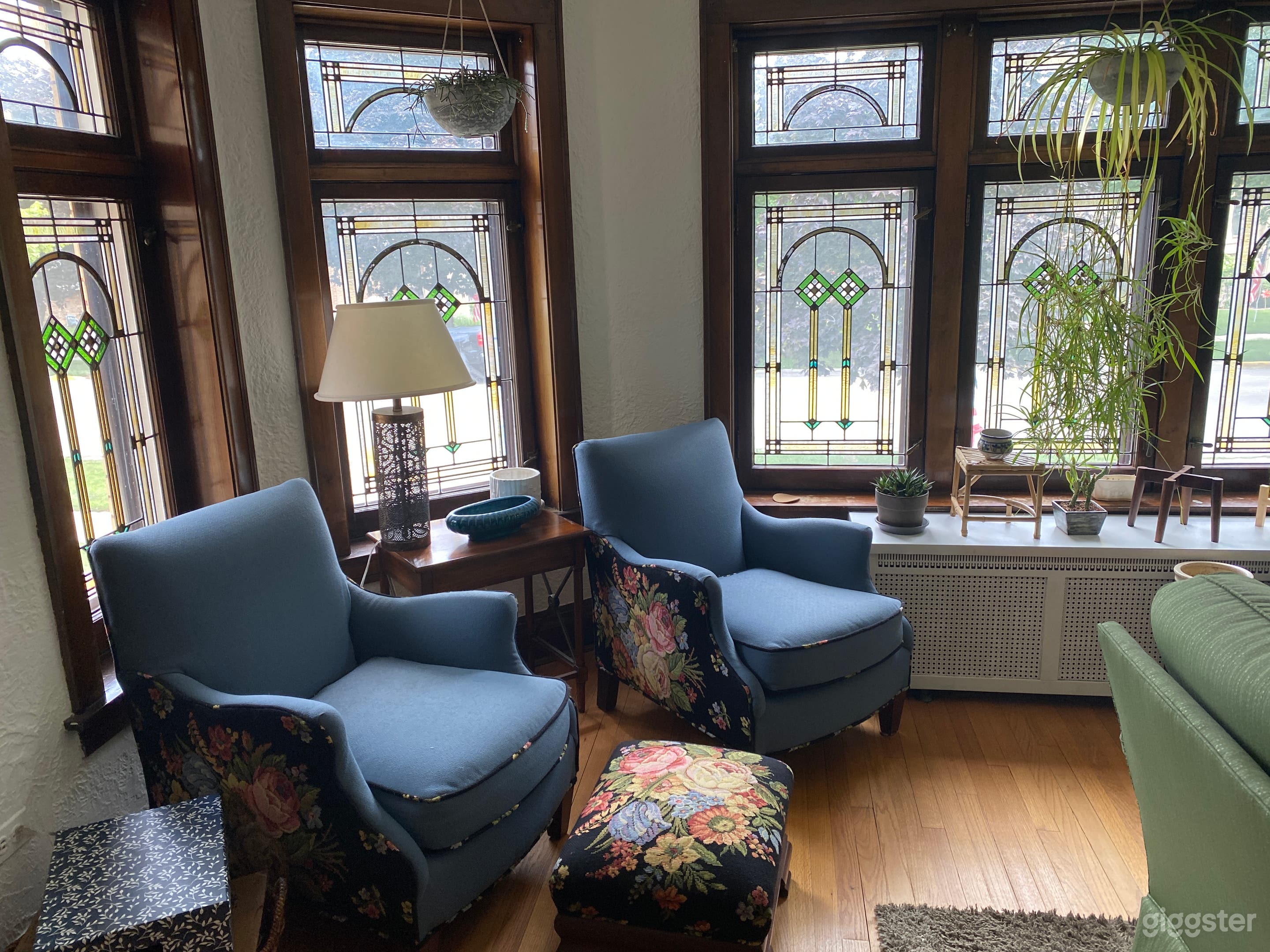 Vintage Brick Bungalow with Stained Glass &amp; Light  Photo 4