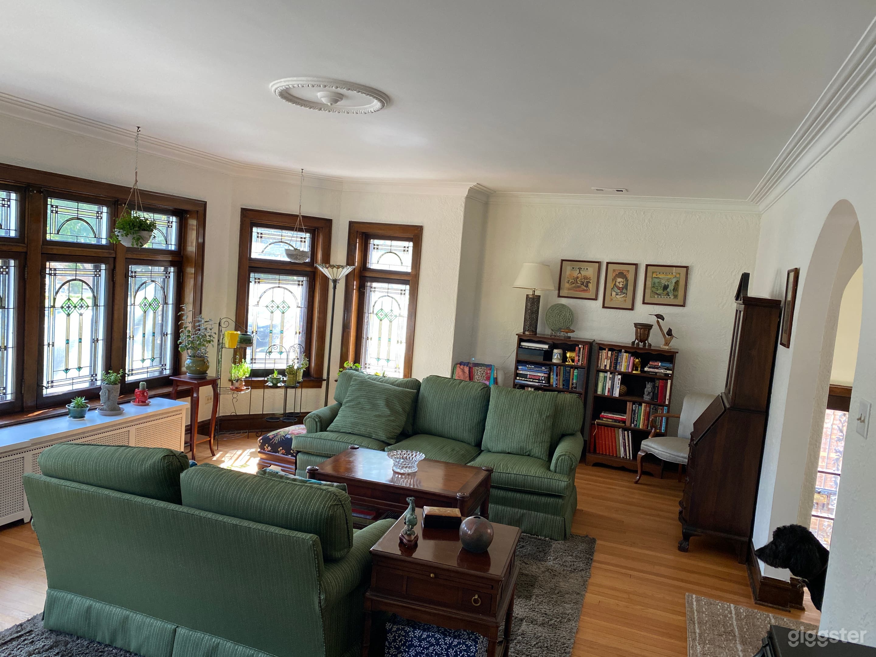 Vintage Brick Bungalow with Stained Glass &amp; Light  Photo 2