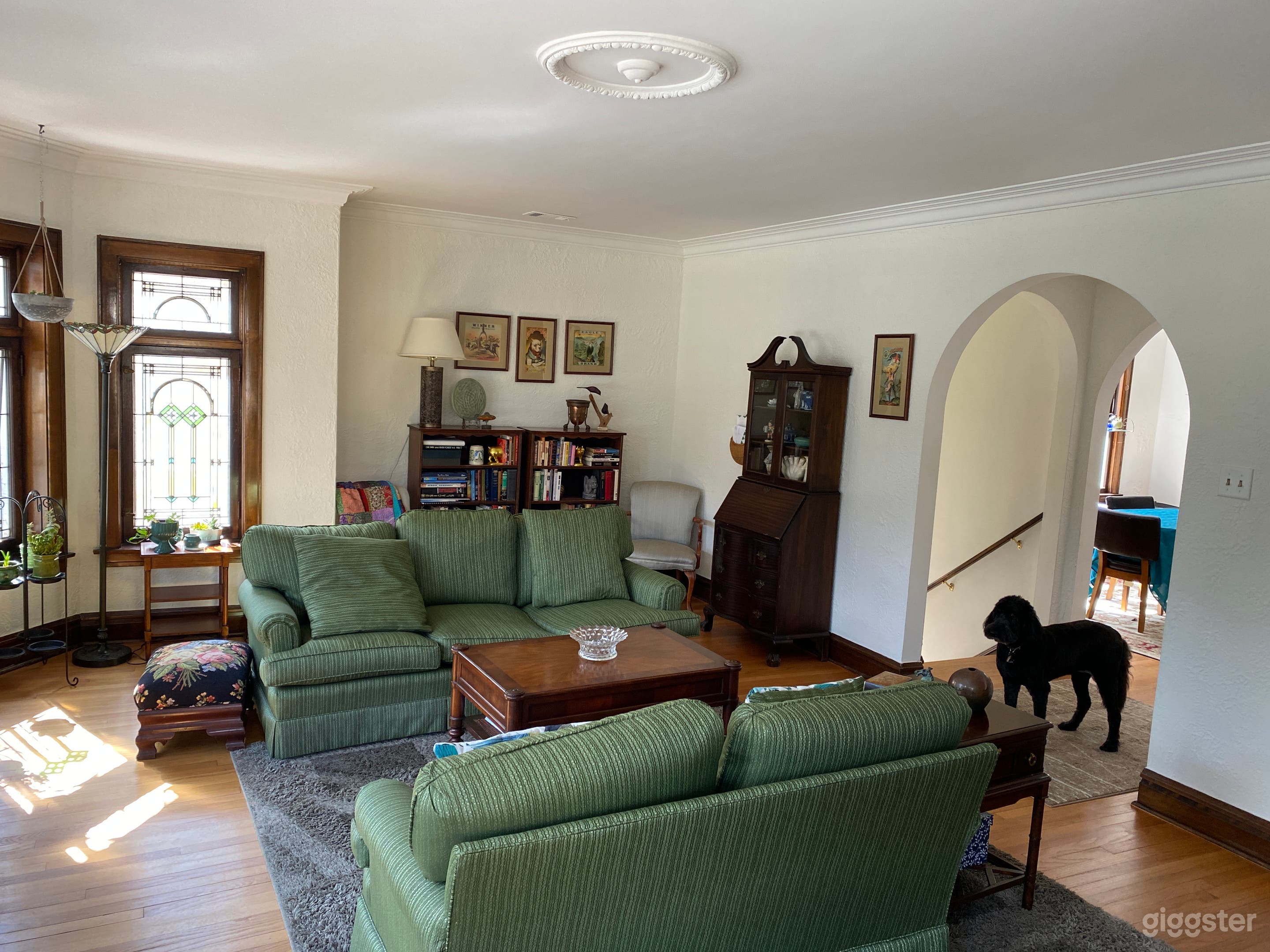 Vintage Brick Bungalow with Stained Glass &amp; Light  Photo 3