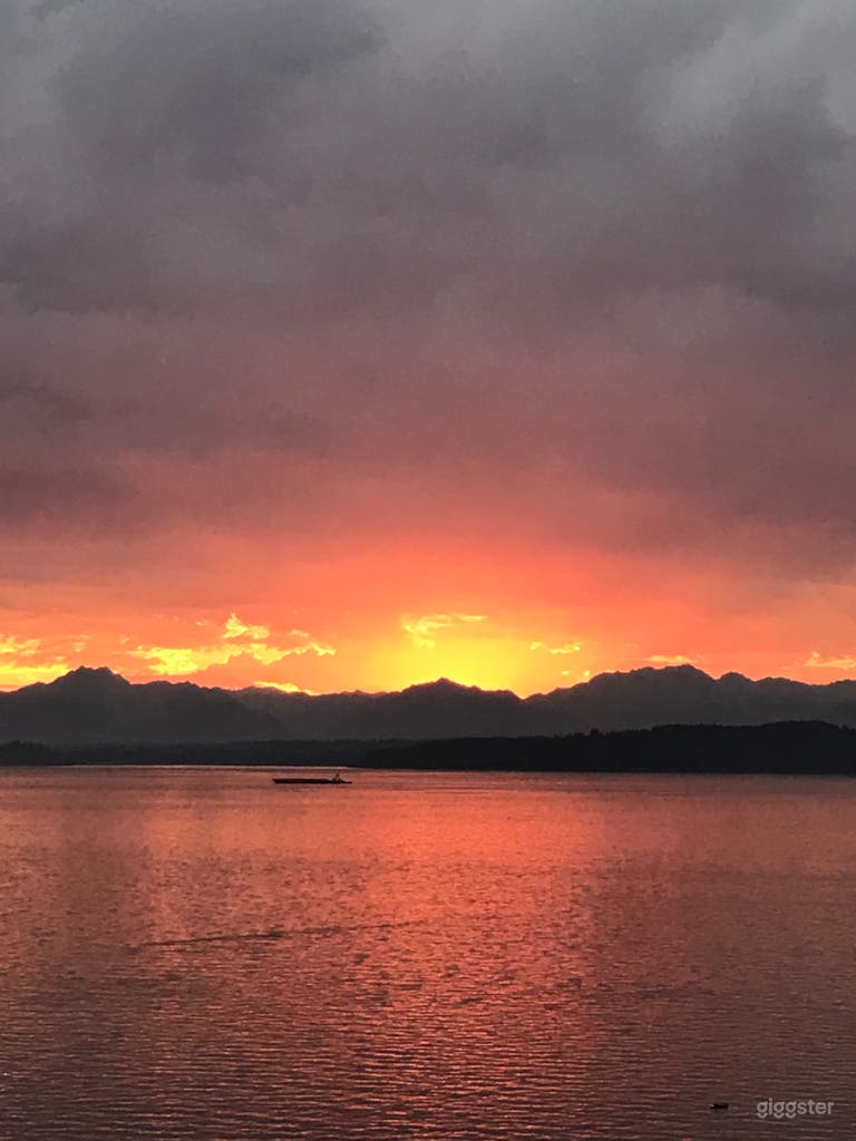  Modern Seattle Home with Stunning Sunset Ocean view 