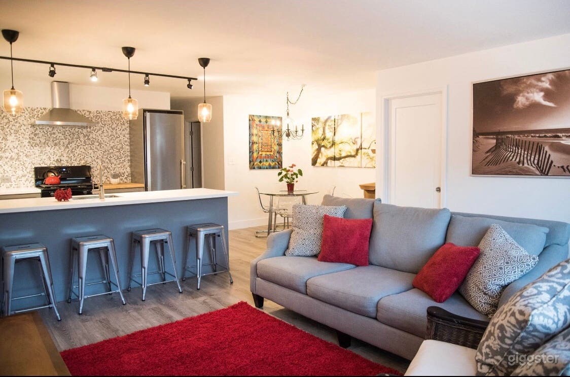 Colorful Beach Apartment Photo 3