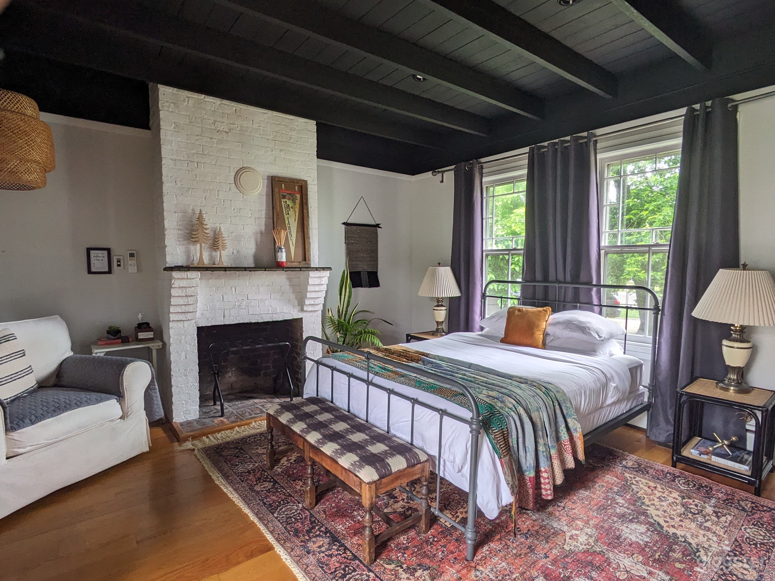 Historic Cottage: Vintage Charm Meets Production Versatility Photo 2