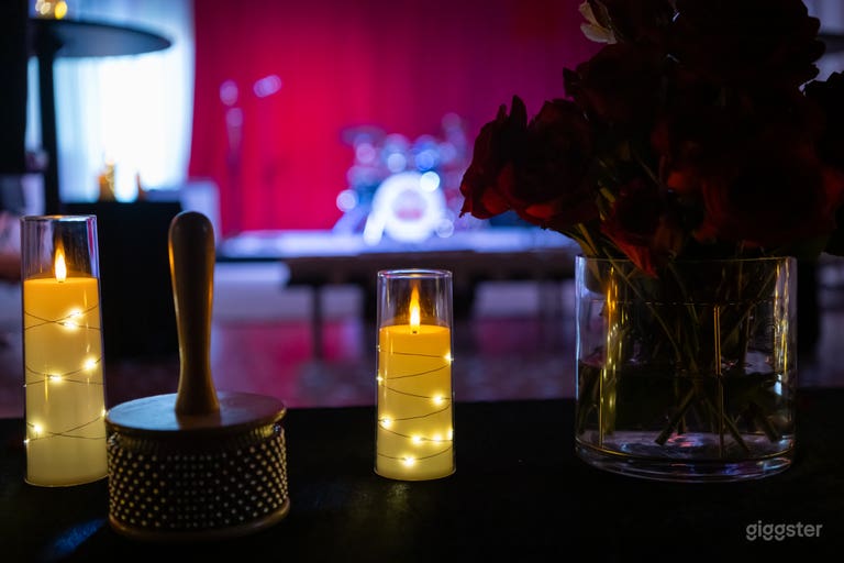  Notre salle de spectacle pour groupe de 800 pieds carrés complète avec système de son complet, backline (batterie et amplis), boule disco et éclairage de scène ! 