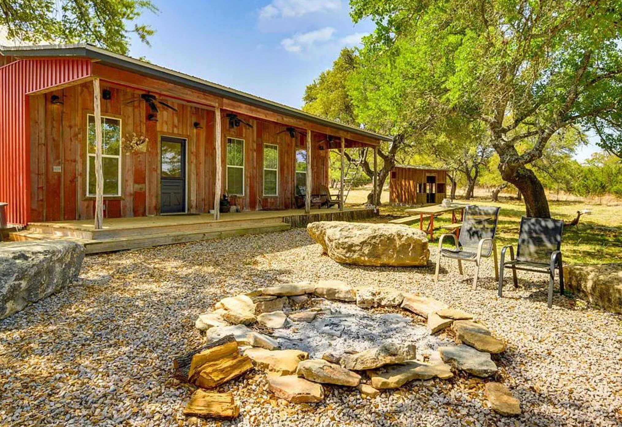 Charming Hill Country cabin with fire pit