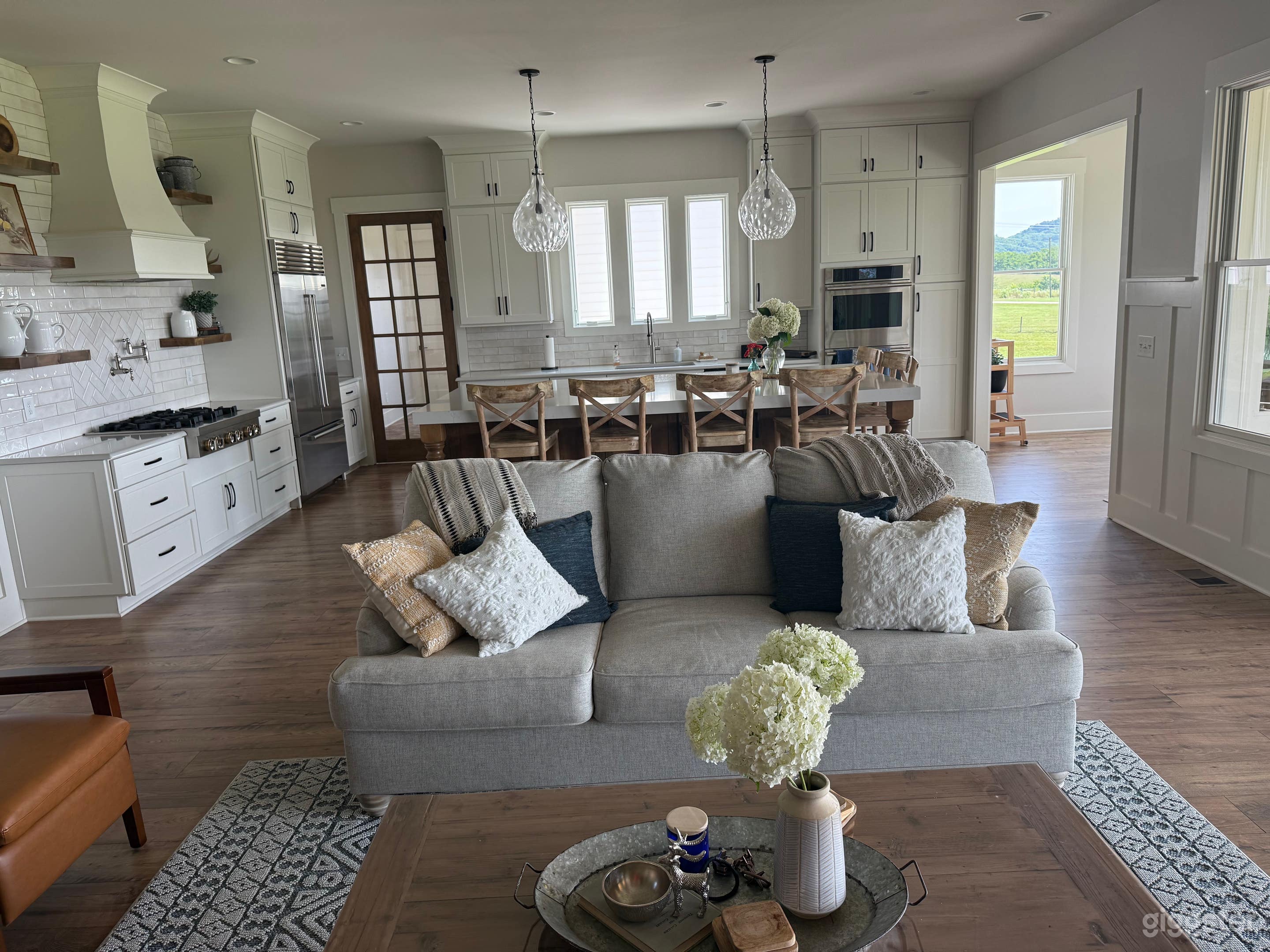 Farmhouse Beauty - Stunning Views Photo 3