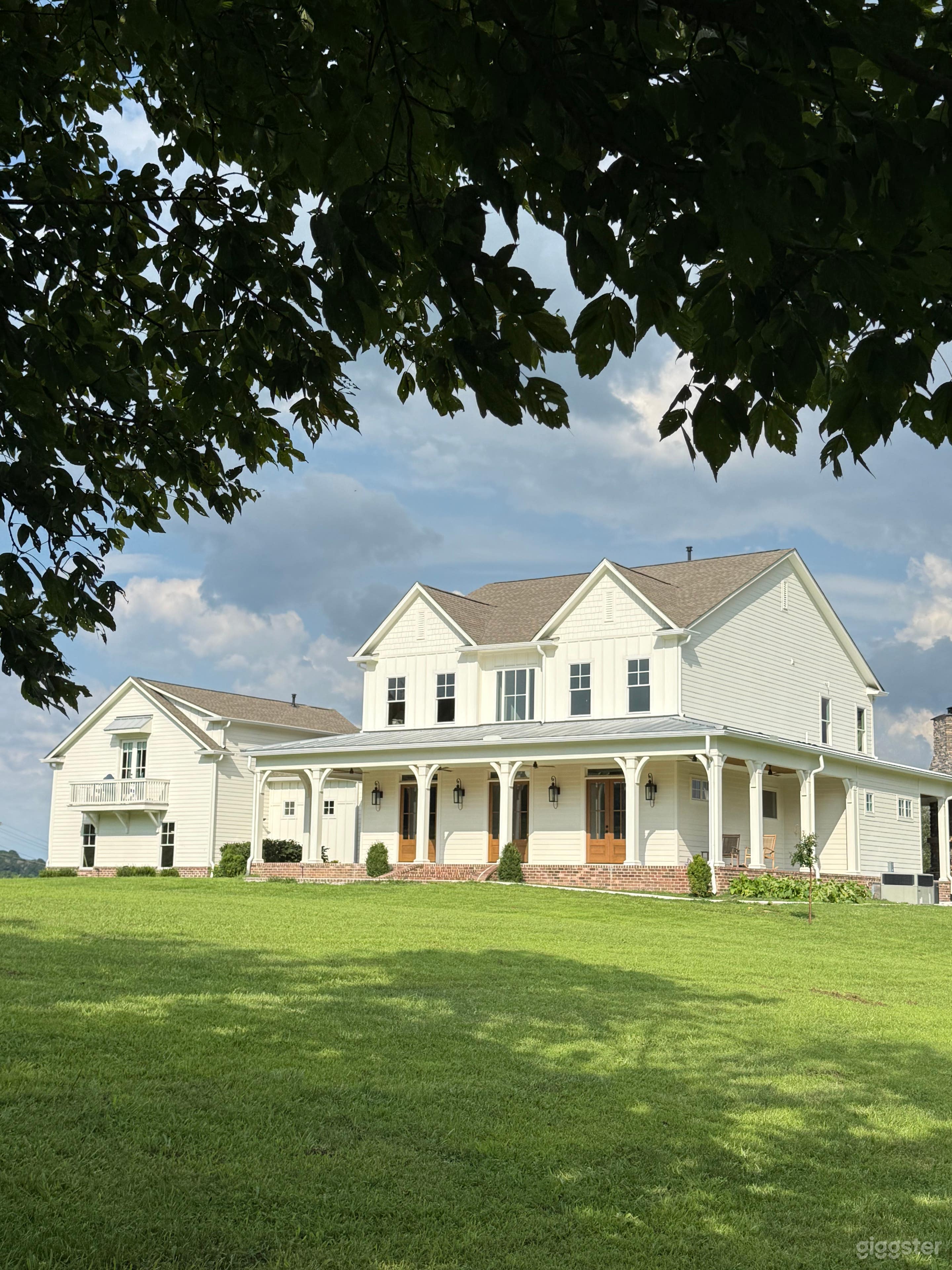 Farmhouse Beauty - Stunning Views Photo 1