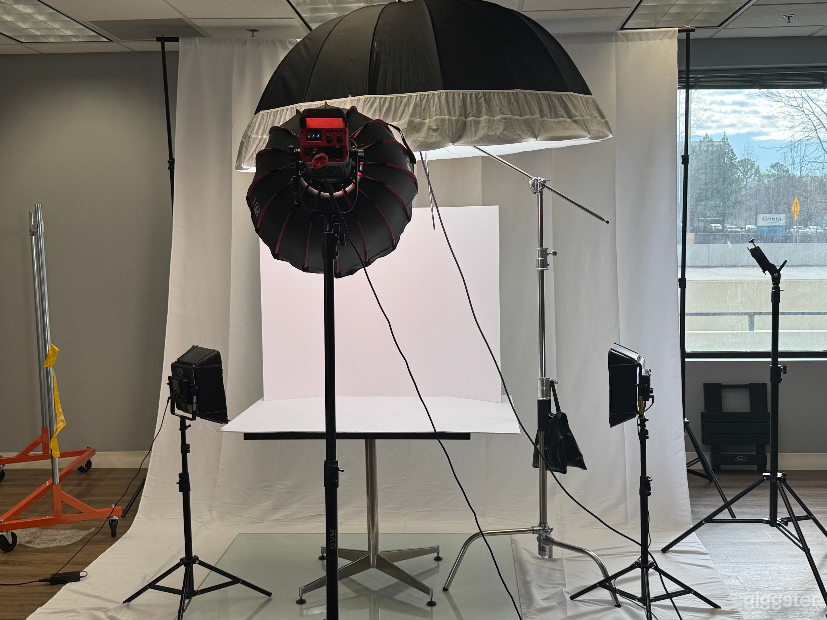 Professional Photo Studio with White Seamless Setup Photo 1