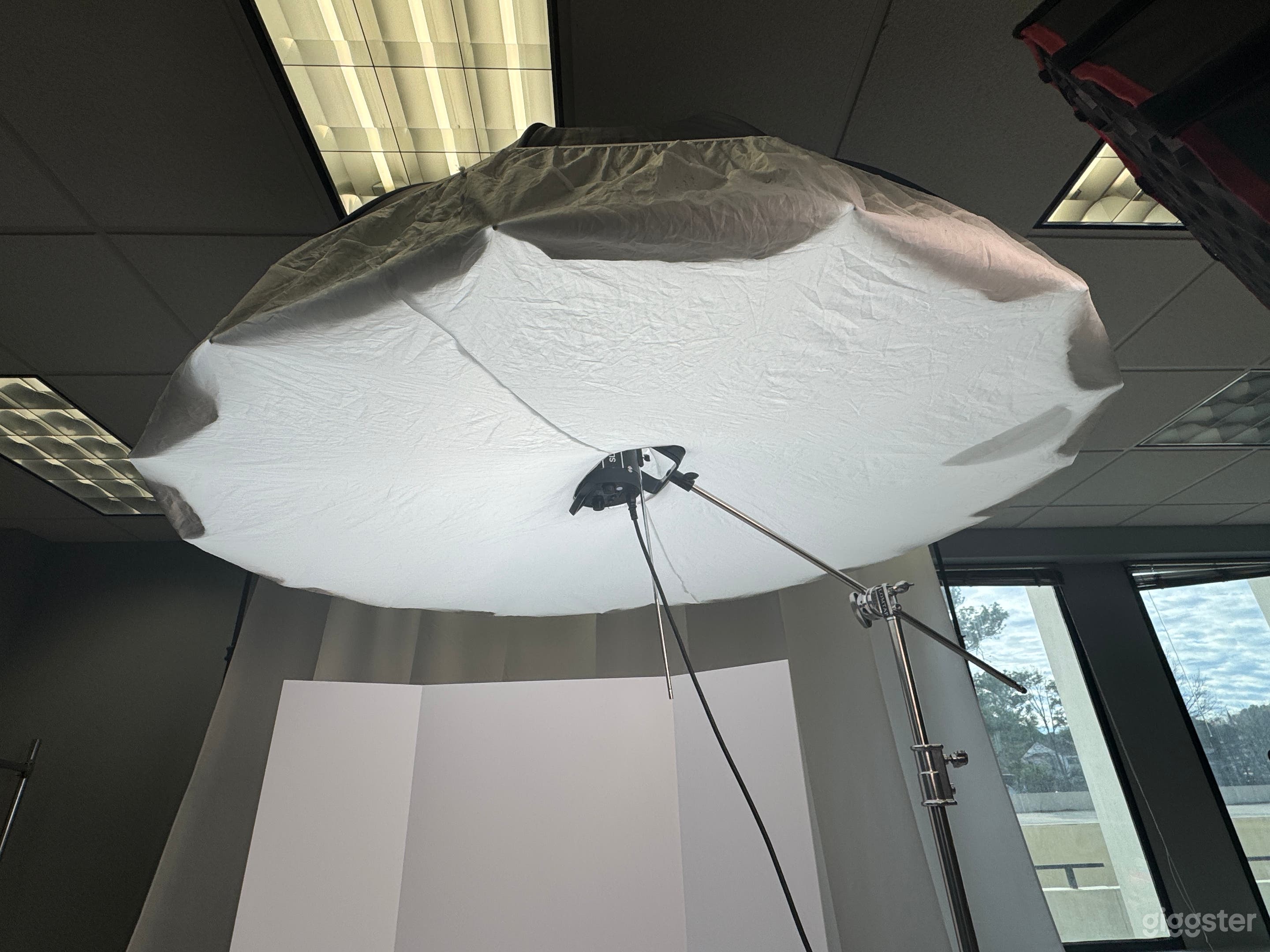Professional Photo Studio with White Seamless Setup Photo 4