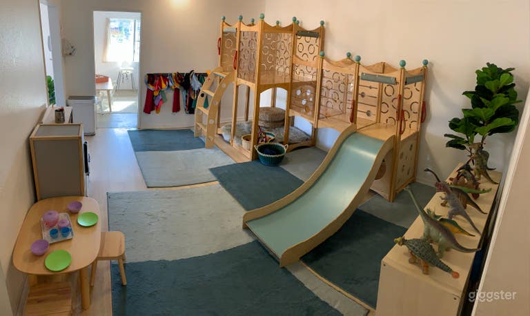 Espacio de juegos para niños (con áreas interiores y exteriores) 