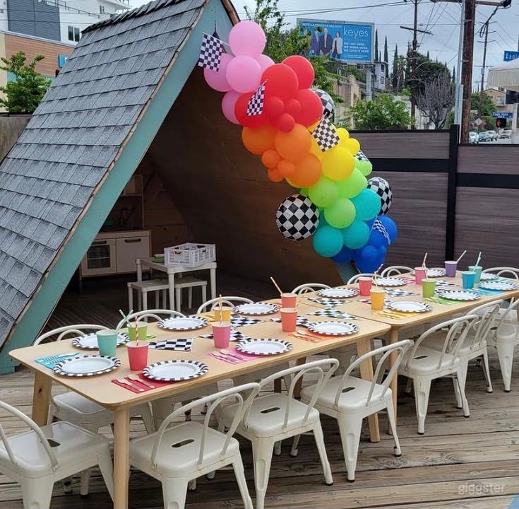  Espacio de juegos para niños (con áreas interiores y exteriores) 