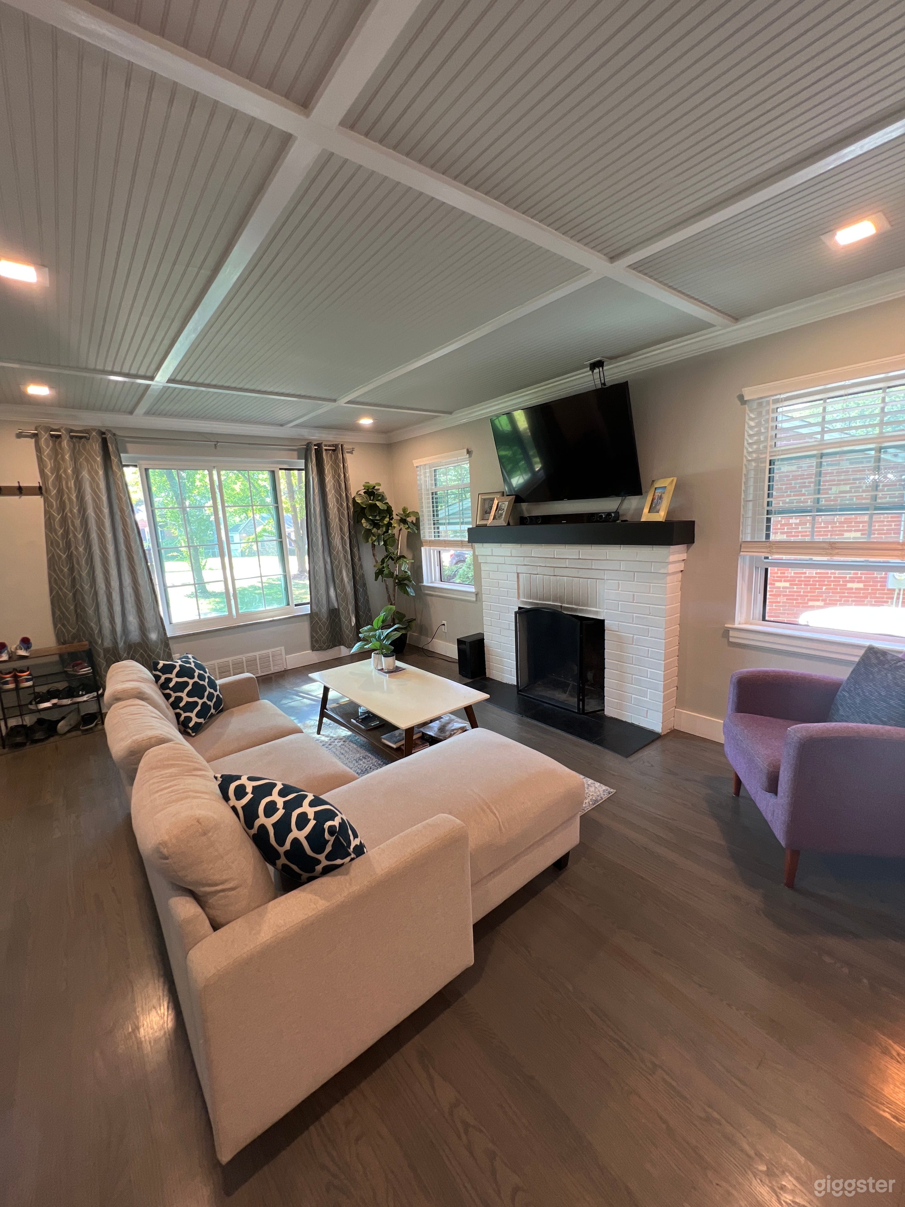 Gorgeous Centrally Located Home Photo 2