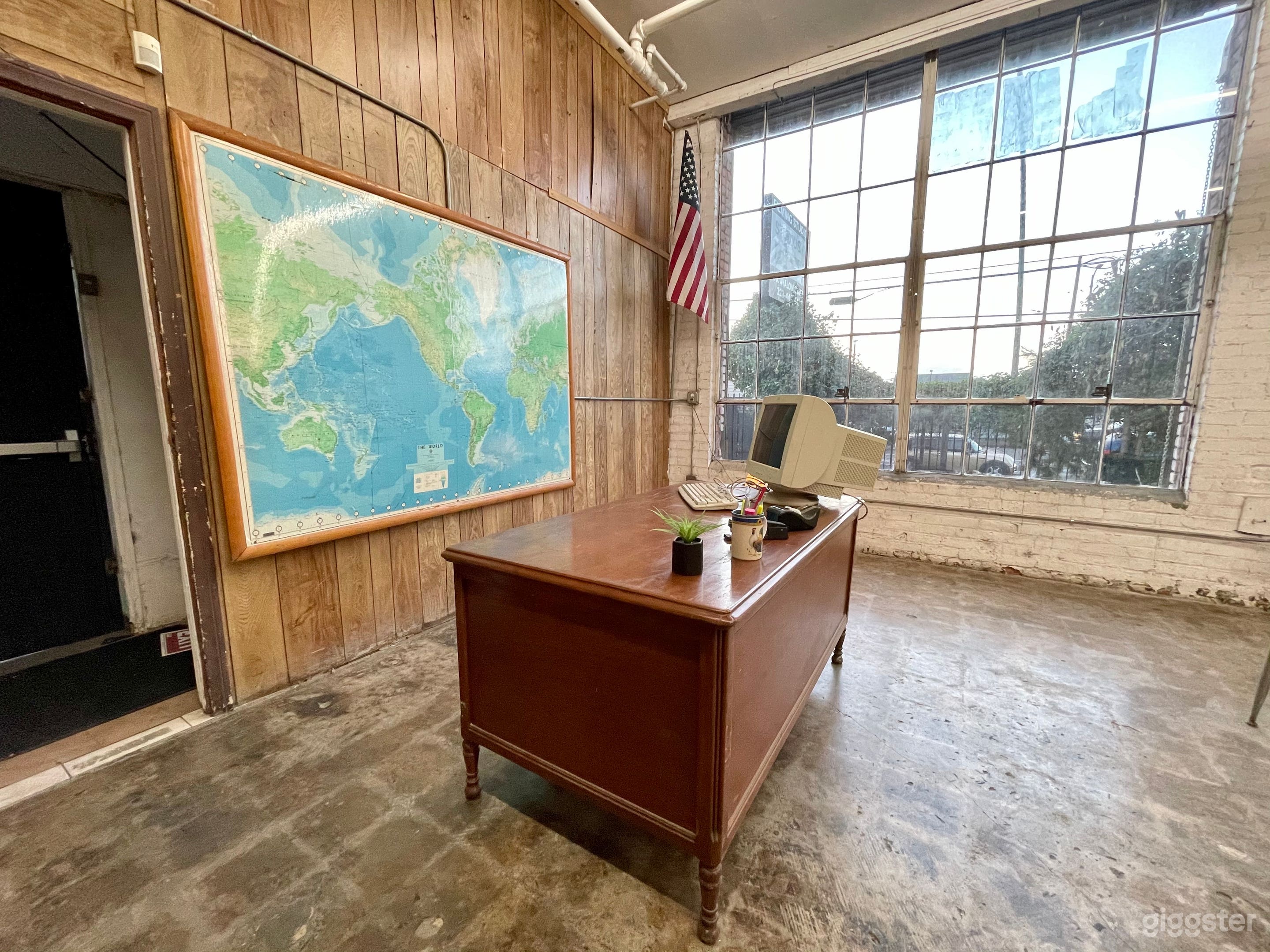 Classroom Set Teachers Desk