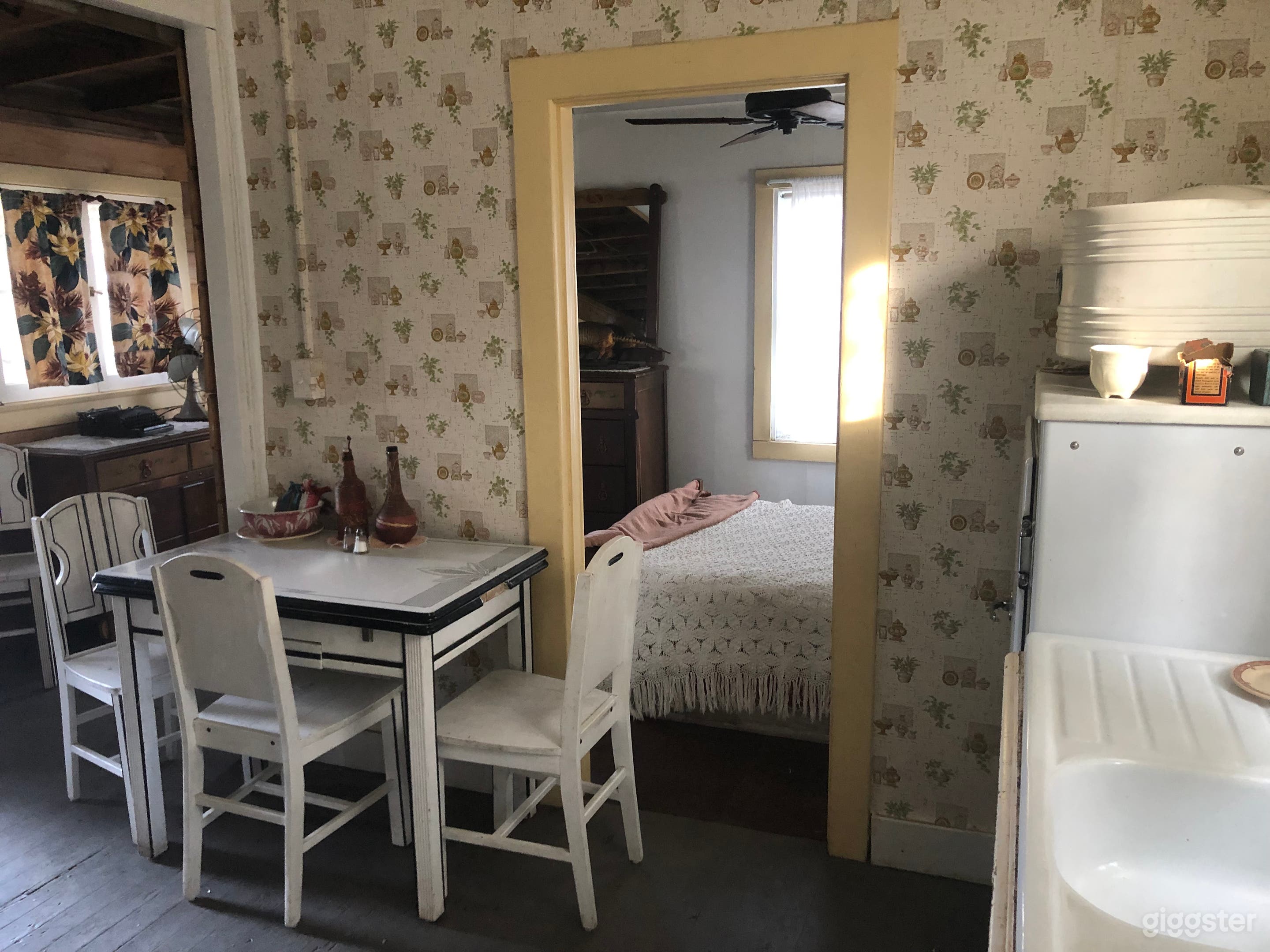 Wallpaper is removable
