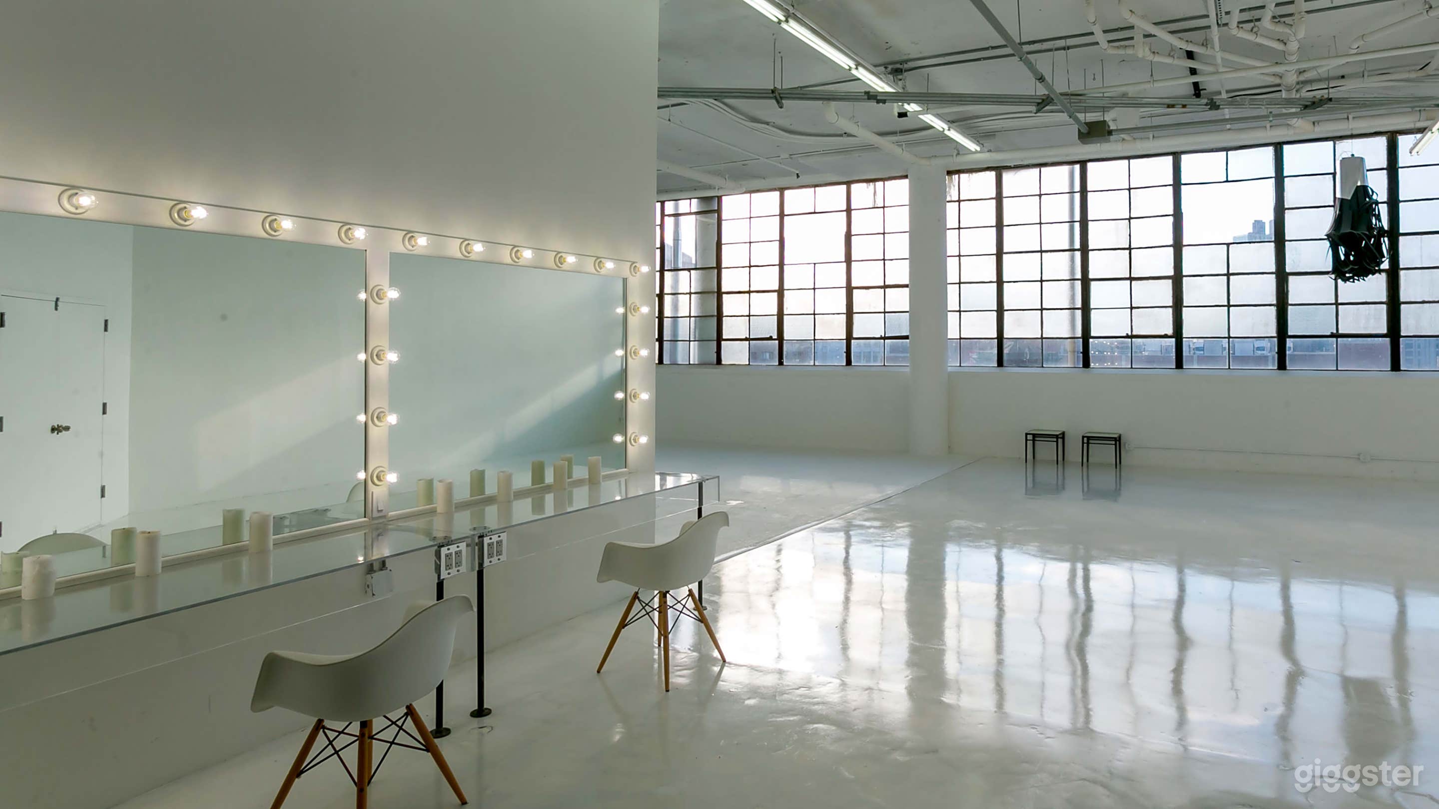 Stylish Light-filled photo studio with EQ Photo 1