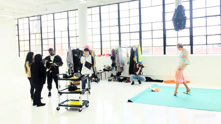  Stylish Light-filled photo studio with EQ 