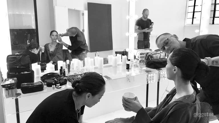  Stylish Light-filled photo studio with EQ 