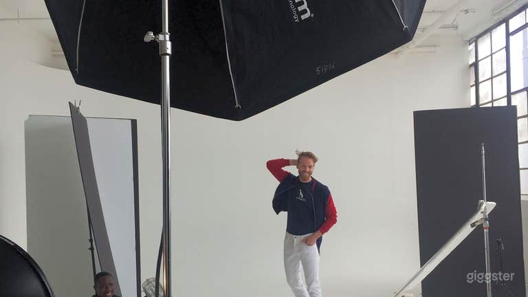  Stylish Light-filled photo studio with EQ 