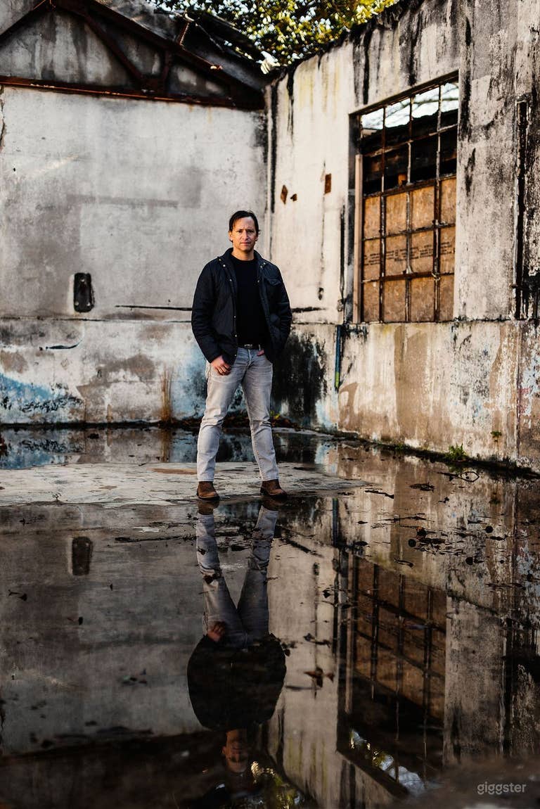  Studio industriel d'après-guerre entouré par la nature 