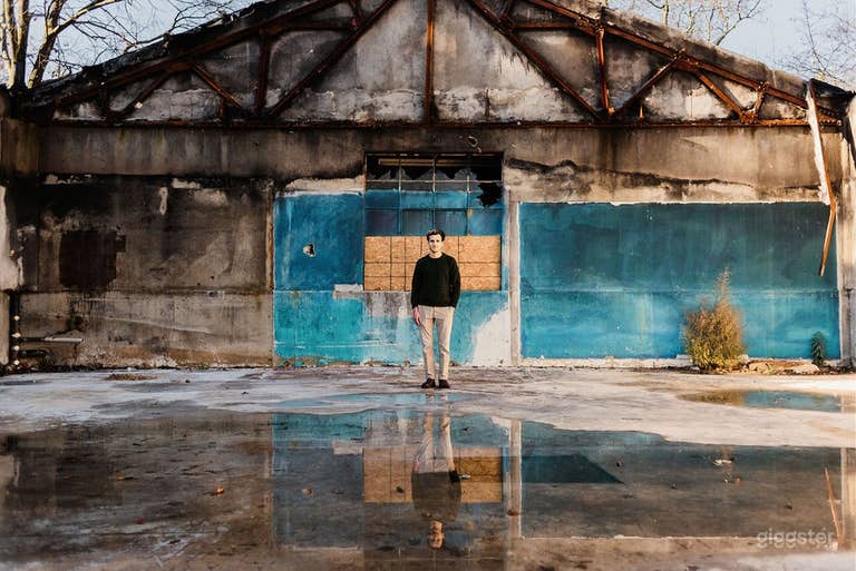  Studio industriel d'après-guerre entouré par la nature 