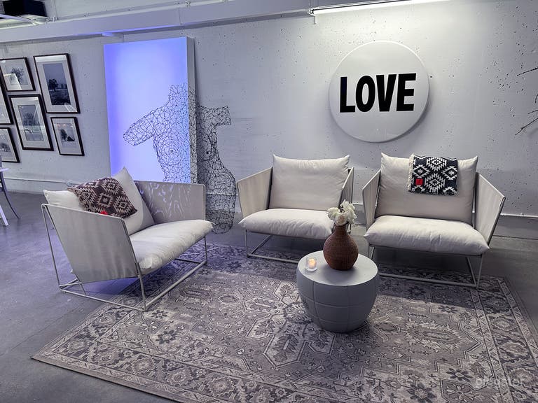  Secret Sweetspot in the Alley. Open Concept Studio 