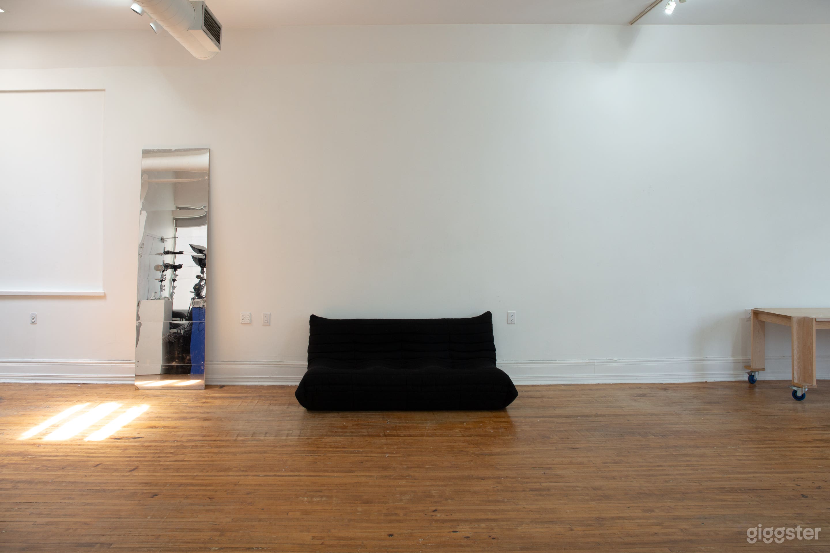 NYC Style Loft Studio Photo 3