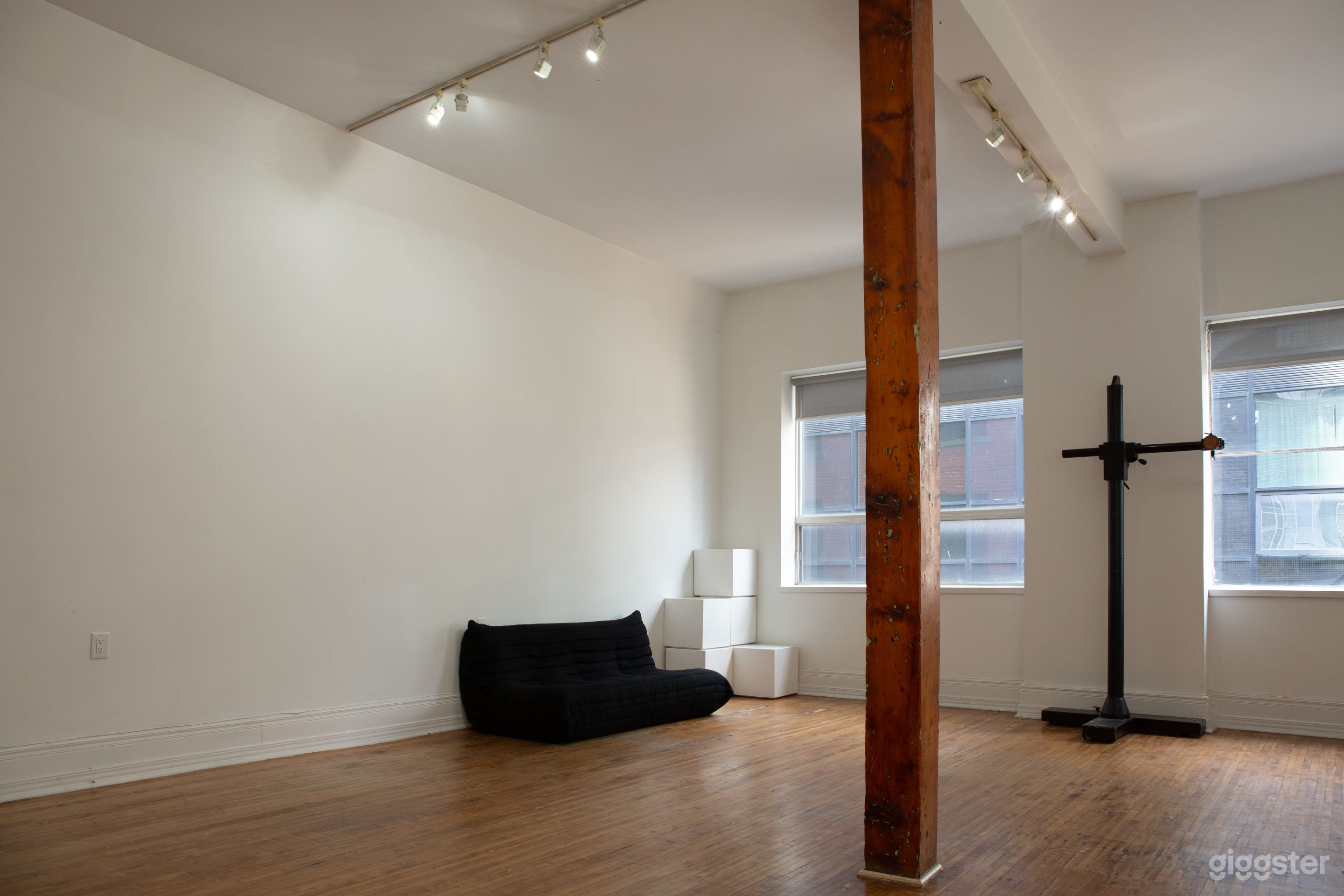 NYC Style Loft Studio Photo 4