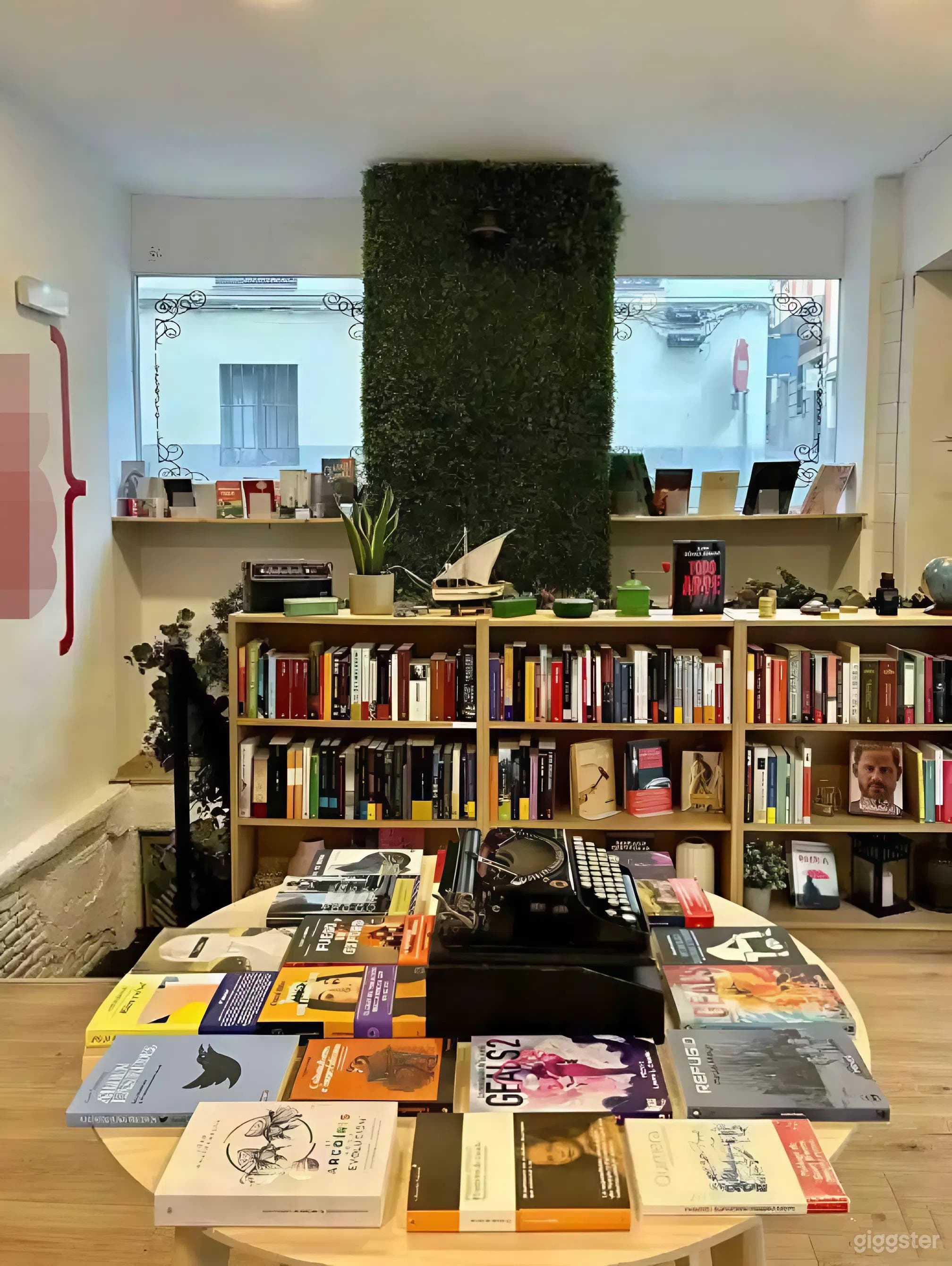 Librería cultural y espacio de eventos en el corazón de Lavapiés Foto 4