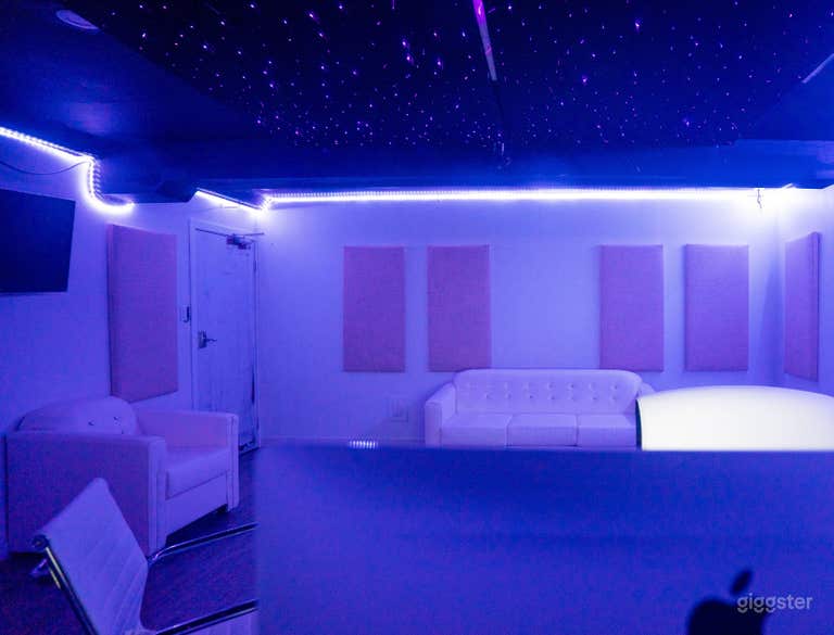  Espacio de estudio neón en el corazón de la ciudad 