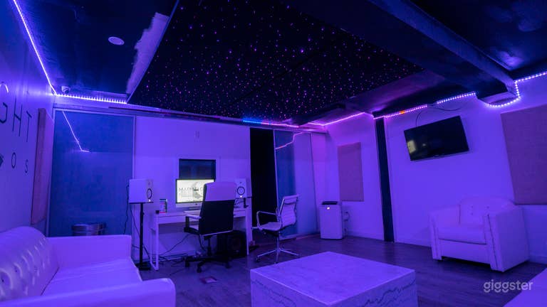  Espacio de estudio neón en el corazón de la ciudad 