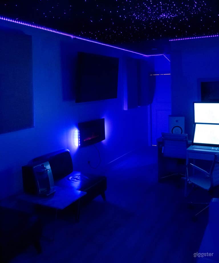  Espacio de estudio neón en el corazón de la ciudad 