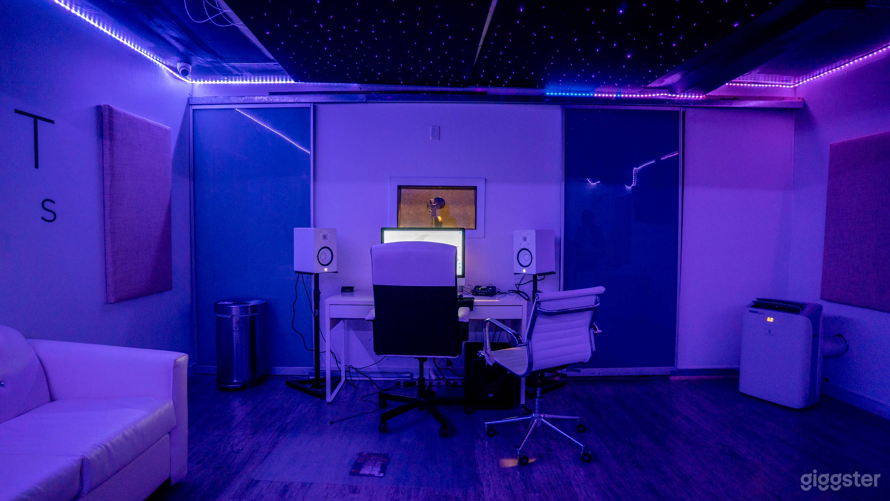 Neon Studio Space in the heart of the city  Photo 1