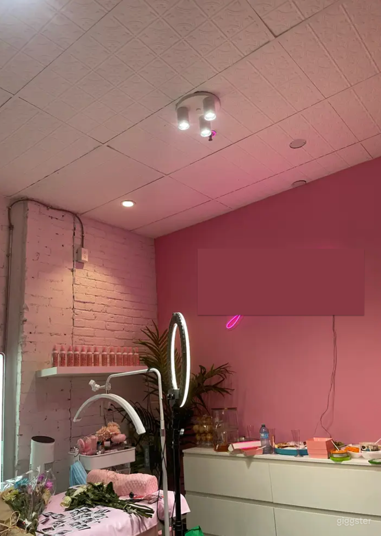  Salón/Estudio de belleza y pestañas rosa en el centro de Toronto 
