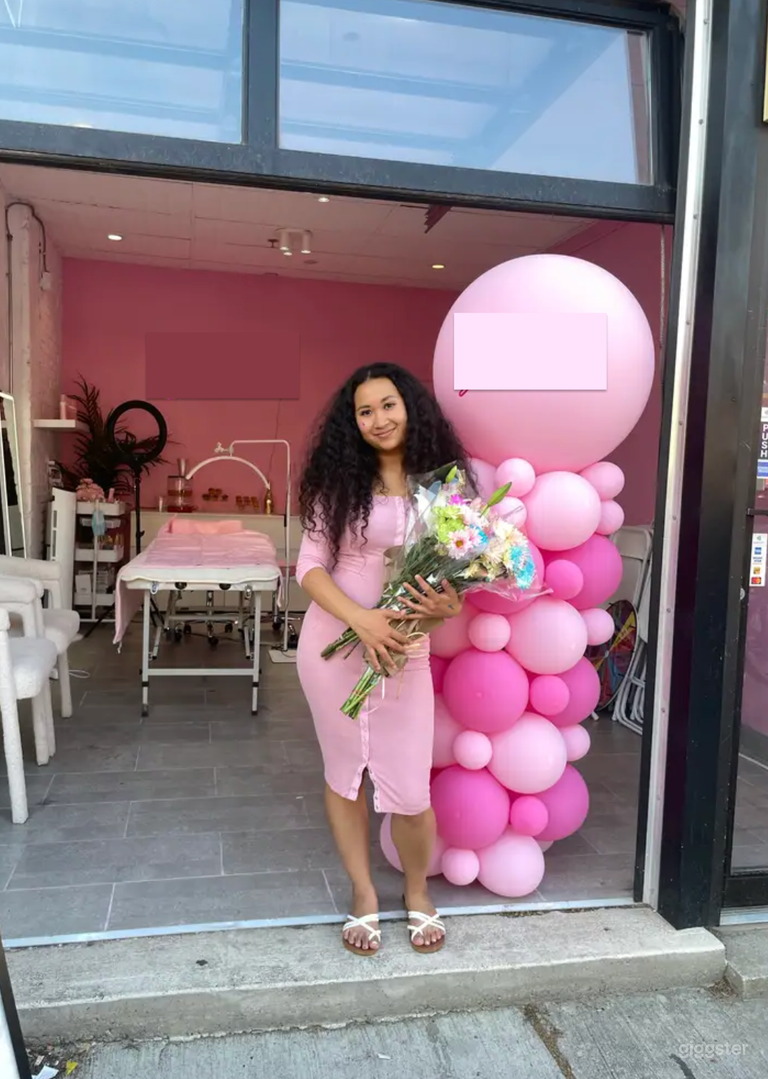  Salón/Estudio de belleza y pestañas rosa en el centro de Toronto 