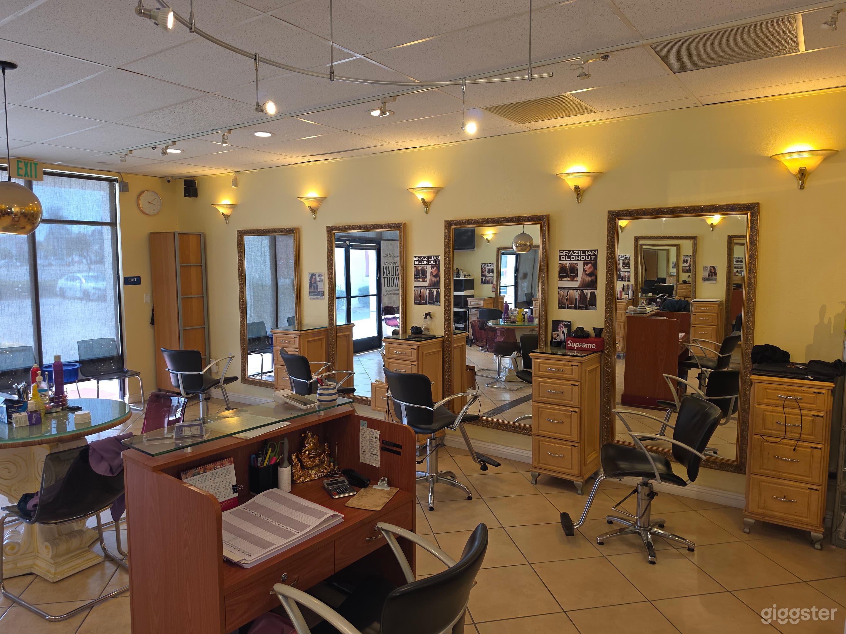 Salon with lots of props Photo 4