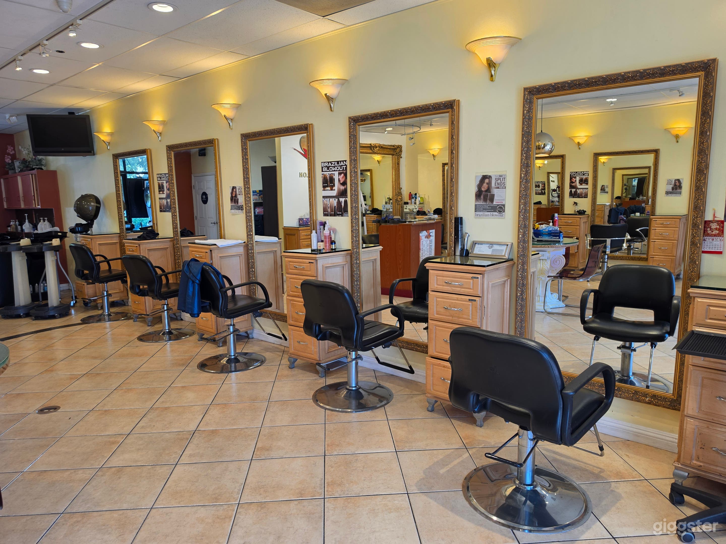 Salon with lots of props Photo 1