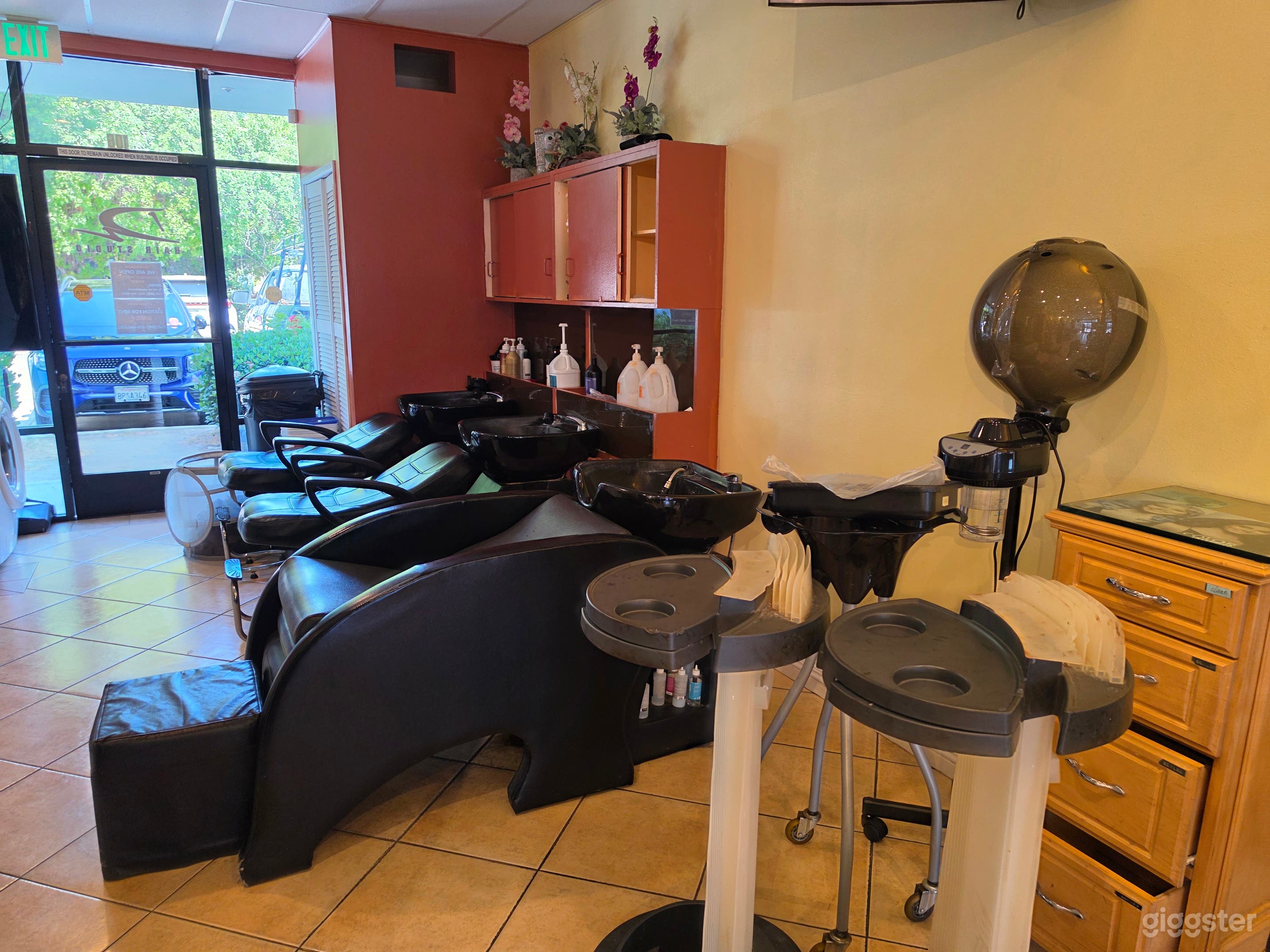 Salon with lots of props Photo 3