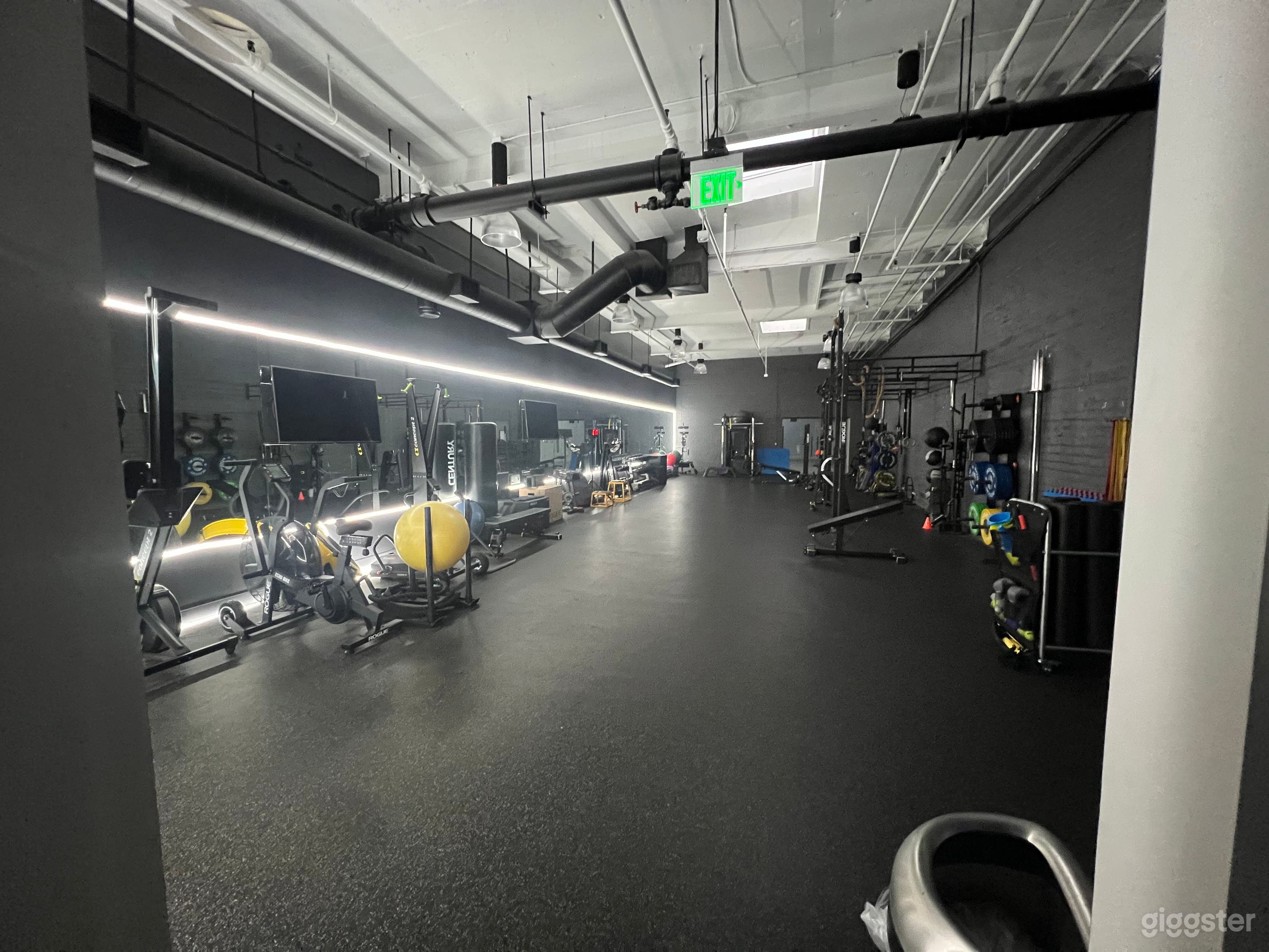 Spacious Oakland Gym with Good Lighting Photo 2