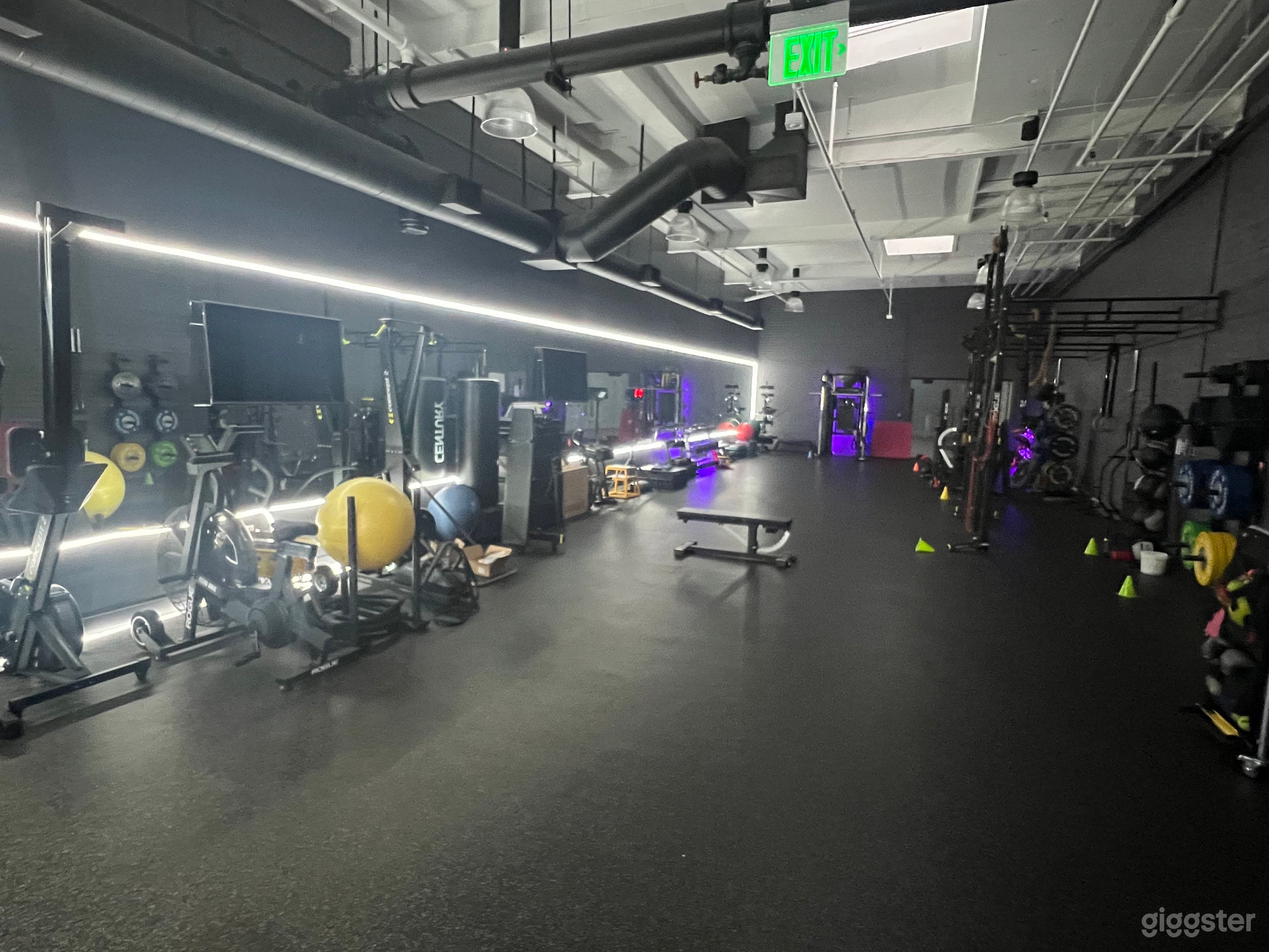 Spacious Oakland Gym with Good Lighting Photo 4