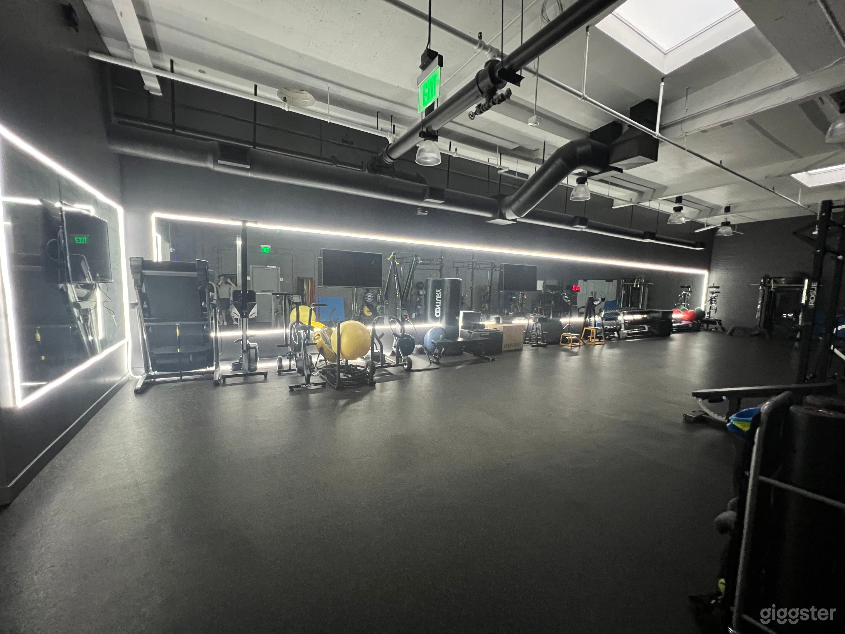 Spacious Oakland Gym with Good Lighting Photo 3