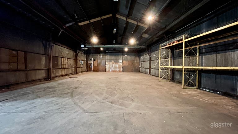  Industrial Metal Warehouse Location (Center Unit) 