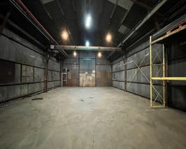  Industrial Metal Warehouse Location (Center Unit) 