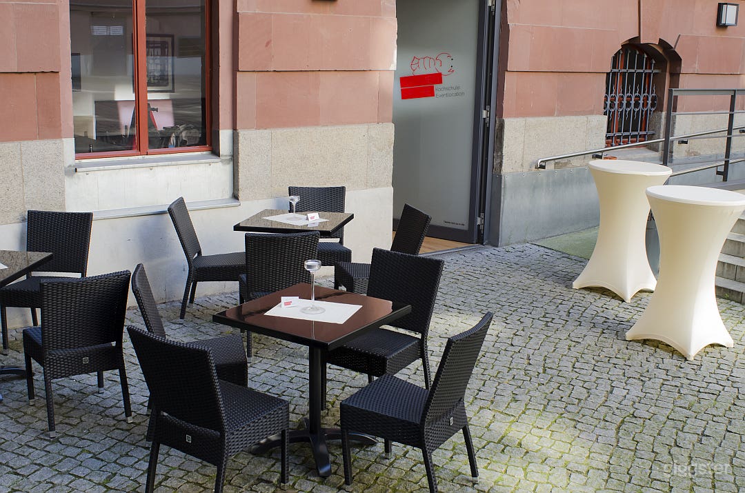 summer evening at the entrance of the gaumenarche