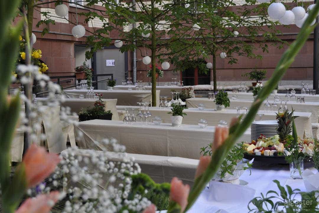 Event-Location Gaumenarche, inner courtyard prepared for a party with guests
