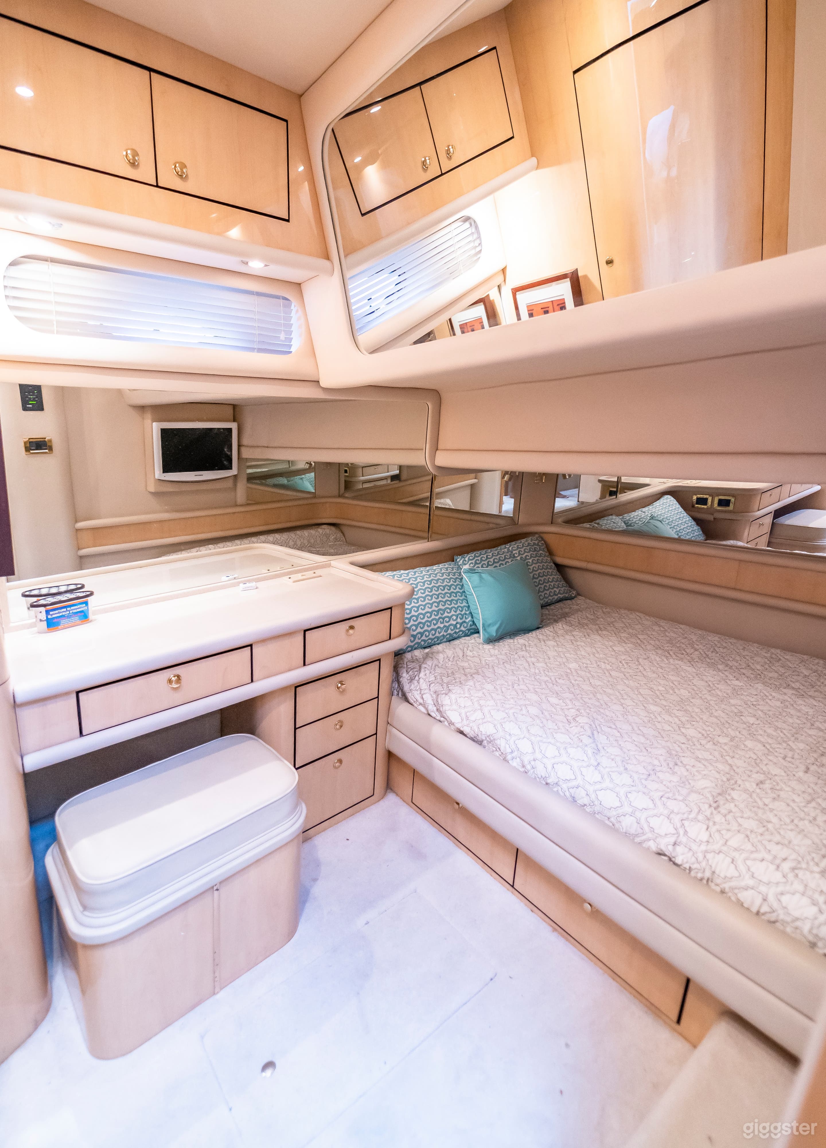 Outstanding 60FT SEA RAY FLIGHT BRIDGE Party Yacht Space Events Photo 3