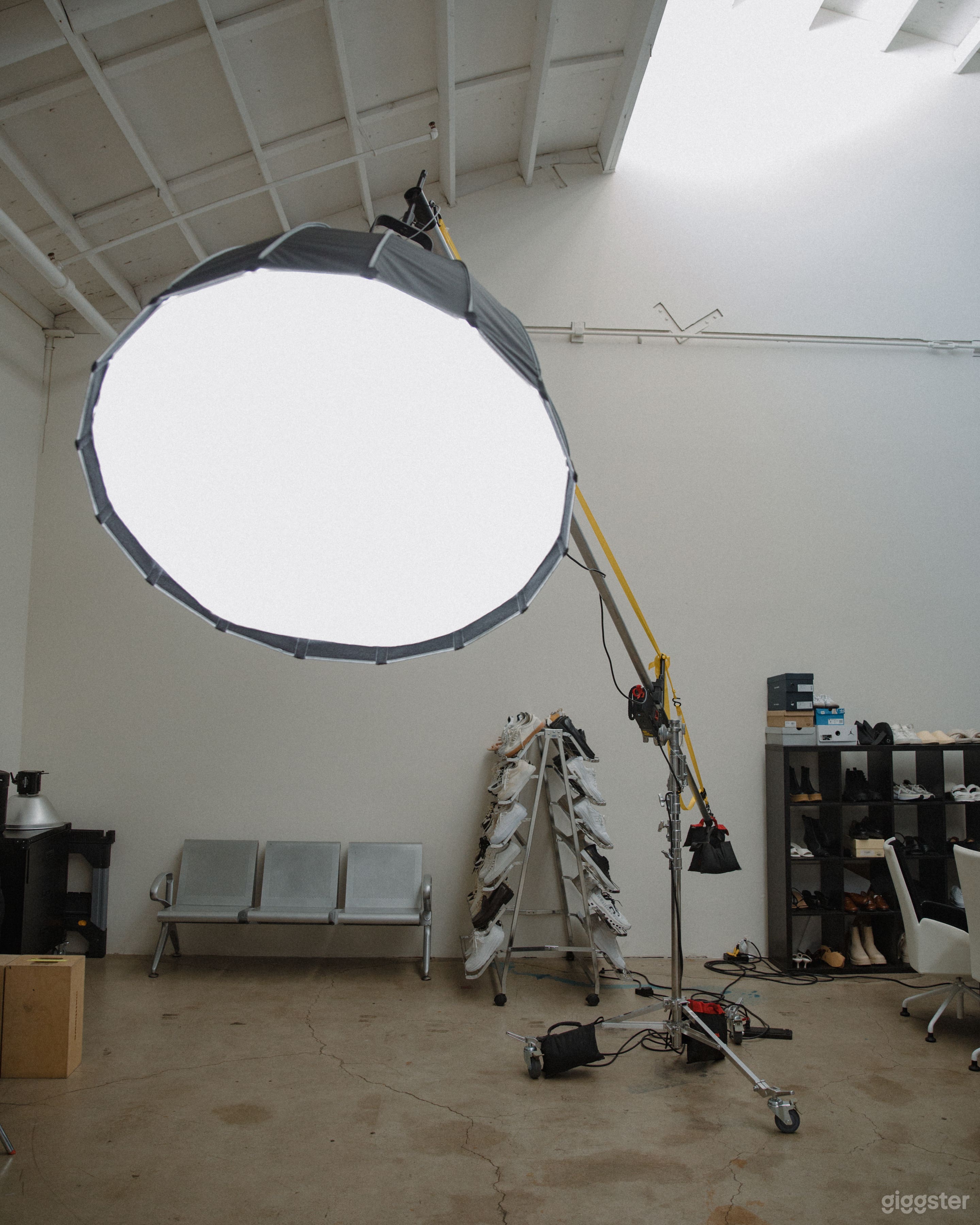 Fully Equipped Photo / Video Studio with Office Photo 2