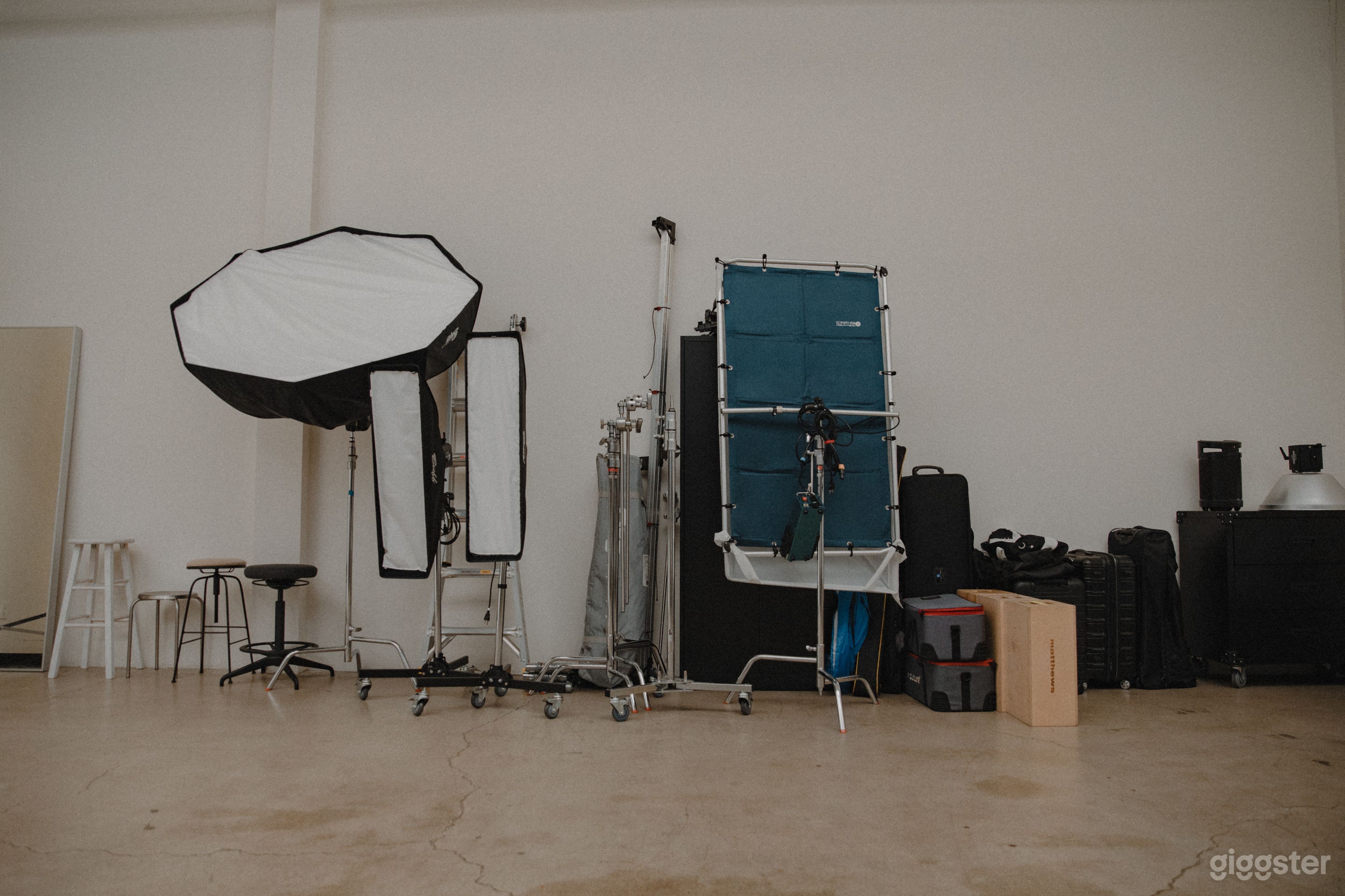 Fully Equipped Photo / Video Studio with Office Photo 4